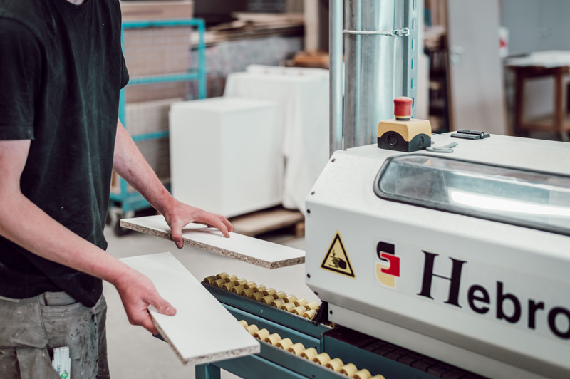 Schreiner an Maschine